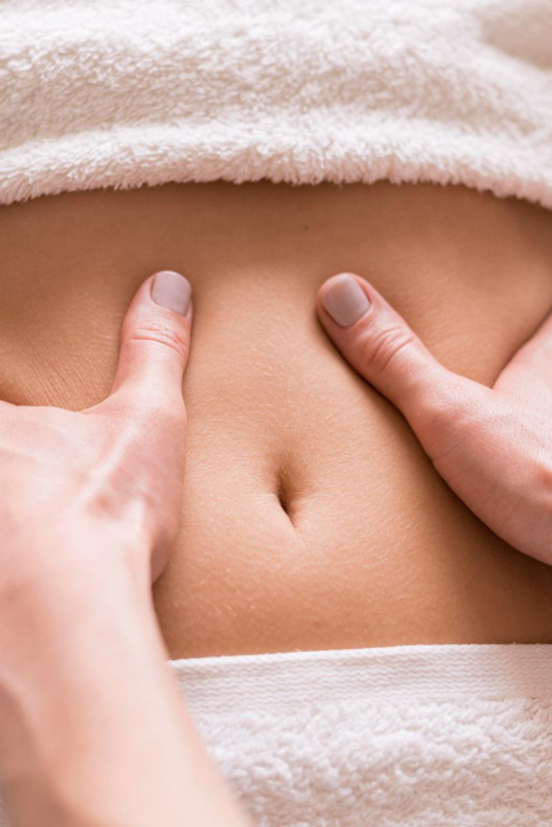 gros-plan-concept-massage-abdomen-3 Réduire le stress, aller mieux, trouver l'équilibre, se soigner au naturel avec la naturopathie par Sophie-Caroline Chancel à Paris
